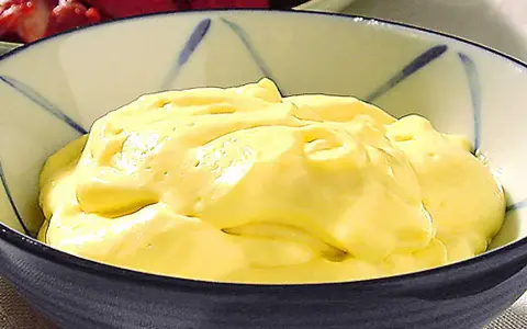 Krämig aioli i en skål, perfekt för ditt nästa aioli recept.