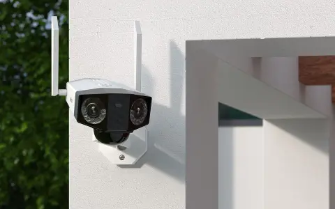 Kamera monitoringu z dwoma obiektywami zamontowana na białej ścianie.