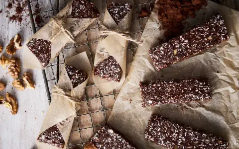 Chokladiga proteinbars, perfekta för ett snabbt mellanmål. Ett enkelt proteinbar recept med nötter och kokos.