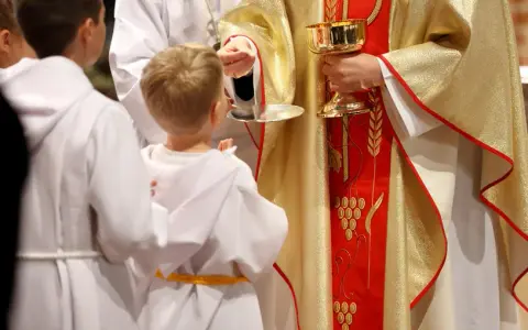 Kiedy nie można przyjąć komunii świętej? Oto kluczowe zasady i grzechy