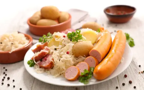 Assiette de choucroute garnie, pommes de terre et saucisses, un classique de la gastronomie alsace.