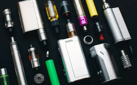 Colección de vaper chino y accesorios: baterías, tanques, boquillas y líquidos.