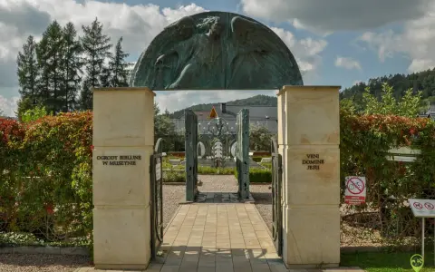 Ogrody Biblijne w Muszynie to wspaniałe atrakcje na weekend. Monumentalny anioł nad bramą zaprasza do zwiedzania.