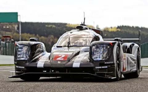 Wyścigowy Porsche 919 z numerem 2 na masce, gotowy do startu na torze wyścigowym.