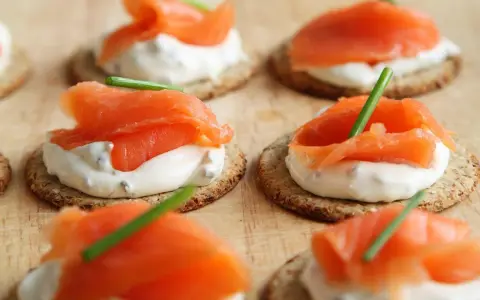 Deliziosi crostini con salmone affumicato, formaggio cremoso e erba cipollina. Un antipasto perfetto, quasi come un salmone in gravidanza per la sua ricchezza.