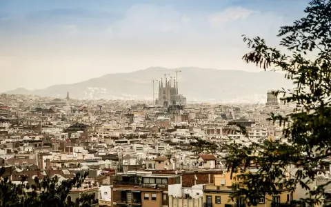 Widok na Barcelonę z Sagradą Familią w oddali. Zastanawiasz się, ile się leci do Barcelony, patrząc na to miasto?