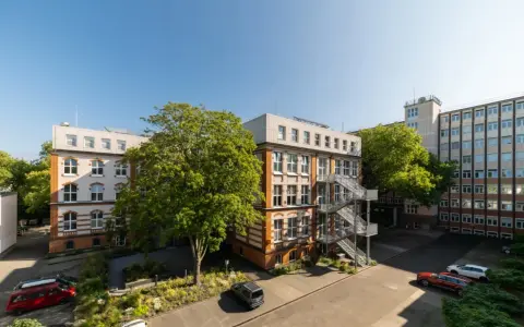Gebäudeensemble mit moderner Fassade und alten Ziegelsteinelementen, ideal für ein Dortmund Architektur Studium.