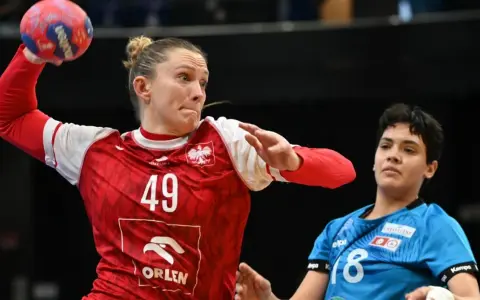 Piłka ręczna: Polka z numerem 49 rzuca do bramki, obok zawodniczka Francji z numerem 18.