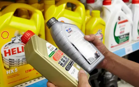 Wybierasz jaki olej do silnika? Na półce stoją różne marki: Shell Helix, Castrol Edge i Mobil Super.
