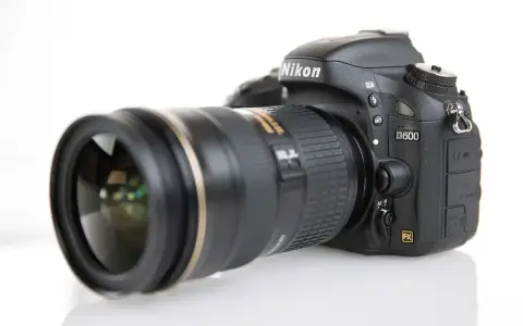 Profesjonalny aparat Nikon D600 z obiektywem, gotowy do uchwycenia niezapomnianych chwil.