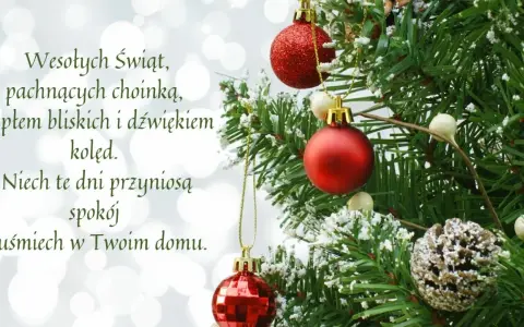 Choinka z bombkami i szyszką, na tle bokeh. Proste życzenia świąteczne: "Wesołych Świąt, pachnących choinką, ciepłem bliskich i dźwiękiem kolęd. Niech te dni przyniosą spokój i uśmiech w Twoim domu.