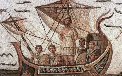 Antike Mosaik: Odysseus auf seinem Schiff, auf dem Weg zu seiner Insel. Männer mit Schilden und ein Mann mit Bart stehen an Bord.