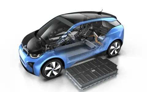 Corte transversal de un BMW i3 azul, mostrando su interior y la batería extraída, lista para ser colocada en el maletero.
