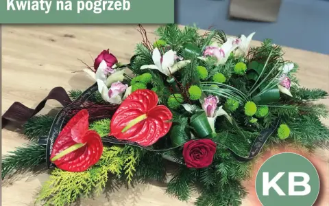 Eleganckie kwiaty na pogrzeb: anturium, róża, storczyki i zielone chryzantemy w stroiku z gałązek iglastych.