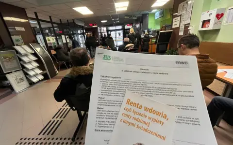 Wniosek o rentę rodzinna po mężu w ZUS. W poczekalni ZUS, ludzie czekają na informacje o dokumentach do renty rodzinnej.