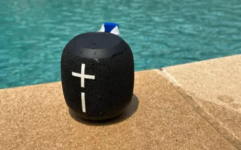 Enceinte Bluetooth noire, prête pour la piscine. Idéale pour savoir comment choisir une enceinte bluetooth adaptée à vos envies.