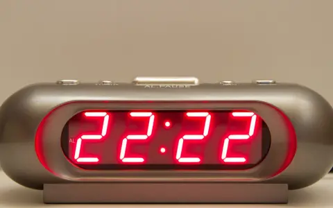 Cyfrowy zegar pokazuje 22:22. To może być znak, że 1331 znaczenie jest blisko.