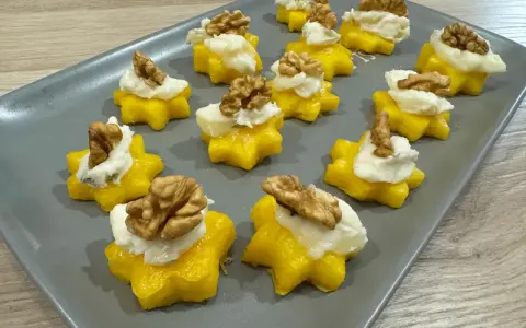 Stelline di polenta con formaggio e noci: antipasti sfiziosi per stupire.