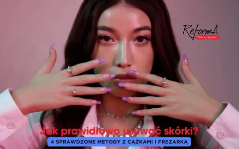 Kobieta z pięknymi paznokciami pokazuje, jak usunąć skórki wokół paznokci, prezentując 4 metody z cążkami i frezarką.