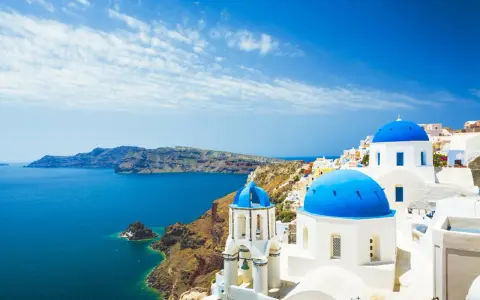 Santorini, Grecja. Białe domy z niebieskimi kopułami nad morzem. Sprawdź ceny wakacji!
