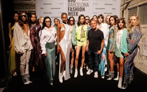 Modelos en la 080 Barcelona Fashion Week, con un diseñador. ¡Un desfile que parece un verdadero custo outlet de moda!