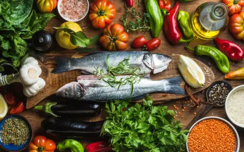 Frische Zutaten für gesunde gicht rezepte mittagessen: Fisch, Gemüse, Kräuter, Linsen und Reis.