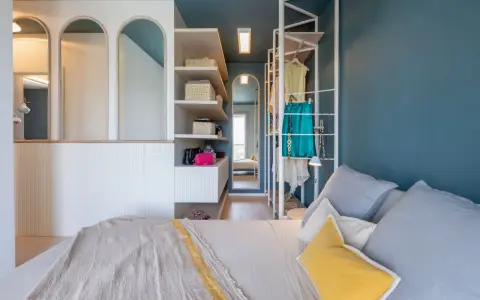Progetto camera da letto con cabina armadio: letto, scaffali con cesti, abiti appesi e specchi ad arco.
