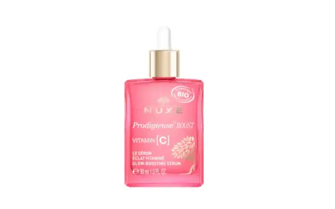 Siero Nuxe Prodigieuse Boost con Vitamina C per una pelle luminosa e rivitalizzata. Flacone rosa con contagocce.