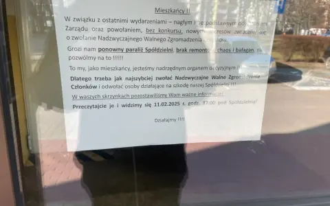 Ogłoszenie na szybie z informacją o zwołaniu Nadzwyczajnego Walnego Zgromadzenia Członków Spółdzielni.