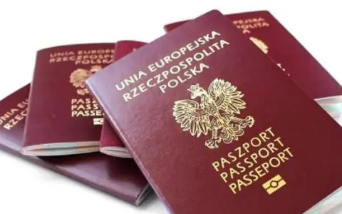 Kilka paszportów Unii Europejskiej. Czy do Szkocji potrzebny jest paszport? Tak, jeśli nie jesteś obywatelem UE.
