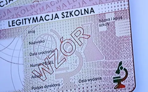Legitymacja szkolna, wzór dokumentu z danymi ucznia i mikroskopem. Czy legitymacja szkolna jest obowiązkowa? Sprawdź!