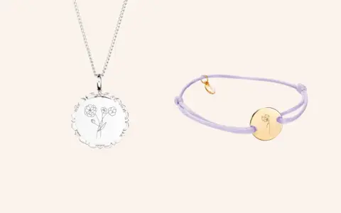 Collier et bracelet avec un symbole mois d'avril : des fleurs délicates gravées sur des médaillons.