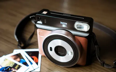 Aparat natychmiastowy: Wybierz idealny! Instax, Polaroid, Zoemini