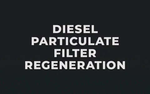 Text "Diesel Particulate Filter Regeneration" auf dunklem Hintergrund. Wenn die DPF Warnleuchte aufleuchtet, ist dies oft der Grund.