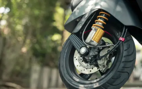 Szczegół przedniego koła motocykla z amortyzatorem. Idealny do dokumentowania umowa sprzedaży motocykla.
