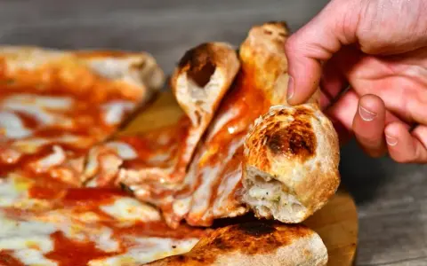 Ile drożdży na 1 kg mąki do pizzy? Sekrety idealnego ciasta