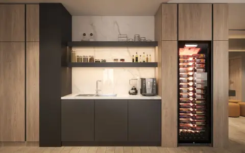 Un rincón de café en la cocina moderna, con cafetera, licuadora y una vinoteca repleta de botellas.