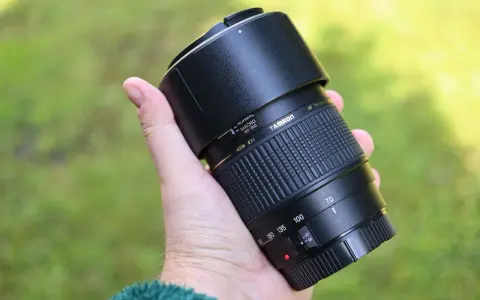 Obiektyw 70-300mm Tamron, idealny do zdjęć makro, portretów i dzikiej przyrody.