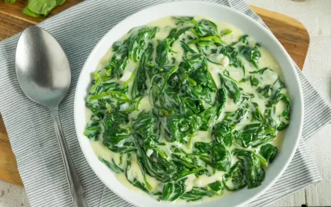Un plato cremoso de espinacas con bechamel, listo para disfrutar.