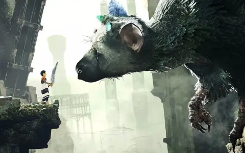 Chłopiec z piórem w ręku stoi na skale, patrząc na ogromnego stwora. Scena z gry The Last Guardian PS4.