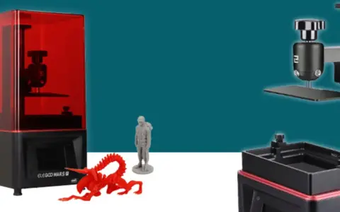 Dwie drukarki 3D, jedna z czerwonym filtrem UV, obok wydrukowanych figurek: stworka, żołnierza i kosmity. To modele z serii Mars 2.