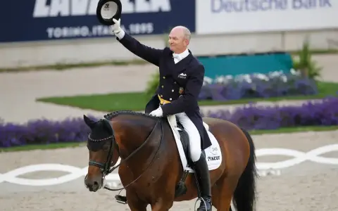 Hubertus Schmidt grüßt vom Pferd, ein Reiter des Fleyenhof.