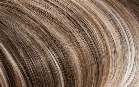 Braune Haare mit blonden Strähnchen: Welcher Look passt zu Ihnen?
