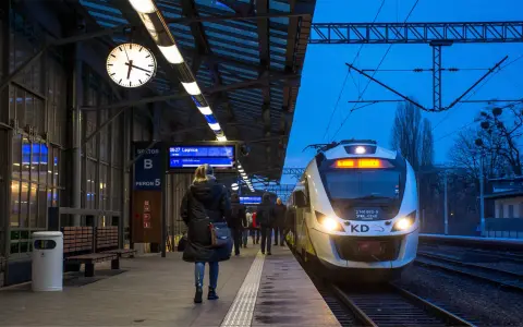 Pociąg Koleje Dolnośląskie czeka na peronie 5. Zegar na dworcu wskazuje 06:27, czas na podróż do Legnicy.