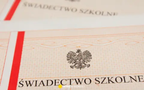 Świadectwo z paskiem, z godłem Polski i ozdobnym wzorem. Dokument potwierdzający ukończenie szkoły.