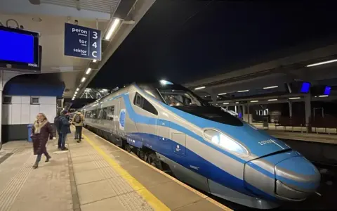 Nowoczesny pociąg Pendolino na peronie, gotowy do podróży ze Szczecina do Warszawy.