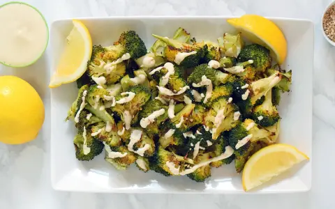 Brocoli al horno con aderezo cremoso y gajos de limón. Un plato saludable y delicioso.