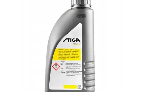 Olej STIGA 4 Stroke Oil to wysokiej jakości, jednosezonowy olej do smarowania silników spalinowych kosiarek i innych urządzeń ogrodniczych.