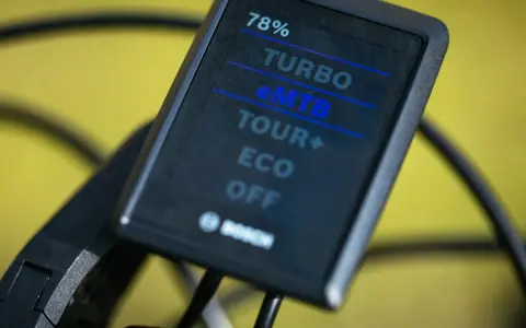 Wyświetlacz roweru elektrycznego Bosch pokazuje 78% naładowania baterii i tryby jazdy: eMTB, TURBO, TOUR+, ECO, OFF. Tak sprawdzisz baterię w rowerze.