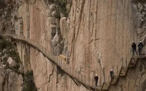 Wagemutige Wanderer auf dem Caminito del Rey, der einst als gefährlich galt. Ein unfallfreies Erlebnis auf dem schmalen Pfad.